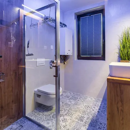 Apartalala, Z Ogrodem *