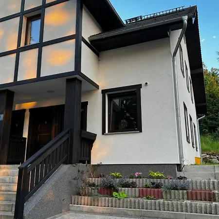 Apartalala, Z Ogrodem